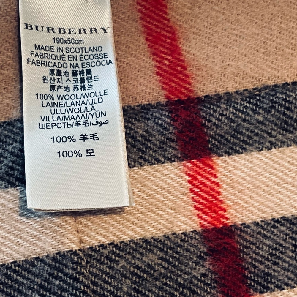 BURBERRY ST. HELEN REVERSIBLE POCKET STOLE/ SCARF. - Picture 9 of 10